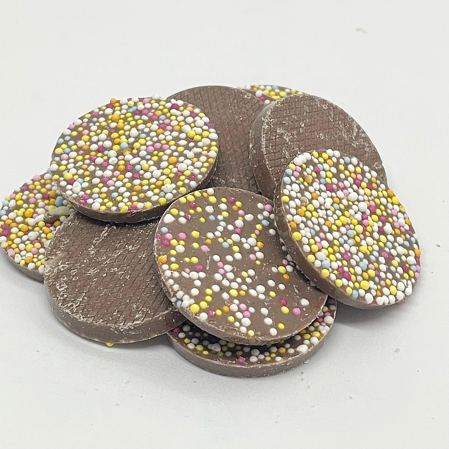 These delicious milk chocolate disks are decorated with hundreds and thousands, making them a mouth-watering treat. With a perfect blend of sweet and crunchy, these jazzies will satisfy any sweet tooth.