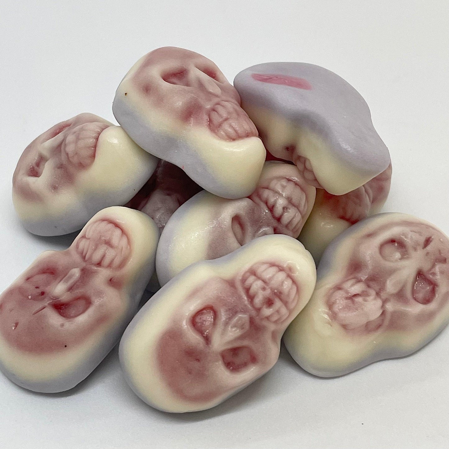 Satisfy your sweet tooth with our deliciously spooky Jelly Filled Skulls. Each skull is filled with mouth-watering strawberry flavoured jelly for a ghoulishly good treat. Indulge in a taste experience that is sure to delight, perfect for Halloween or anytime you crave something fun and fruity.