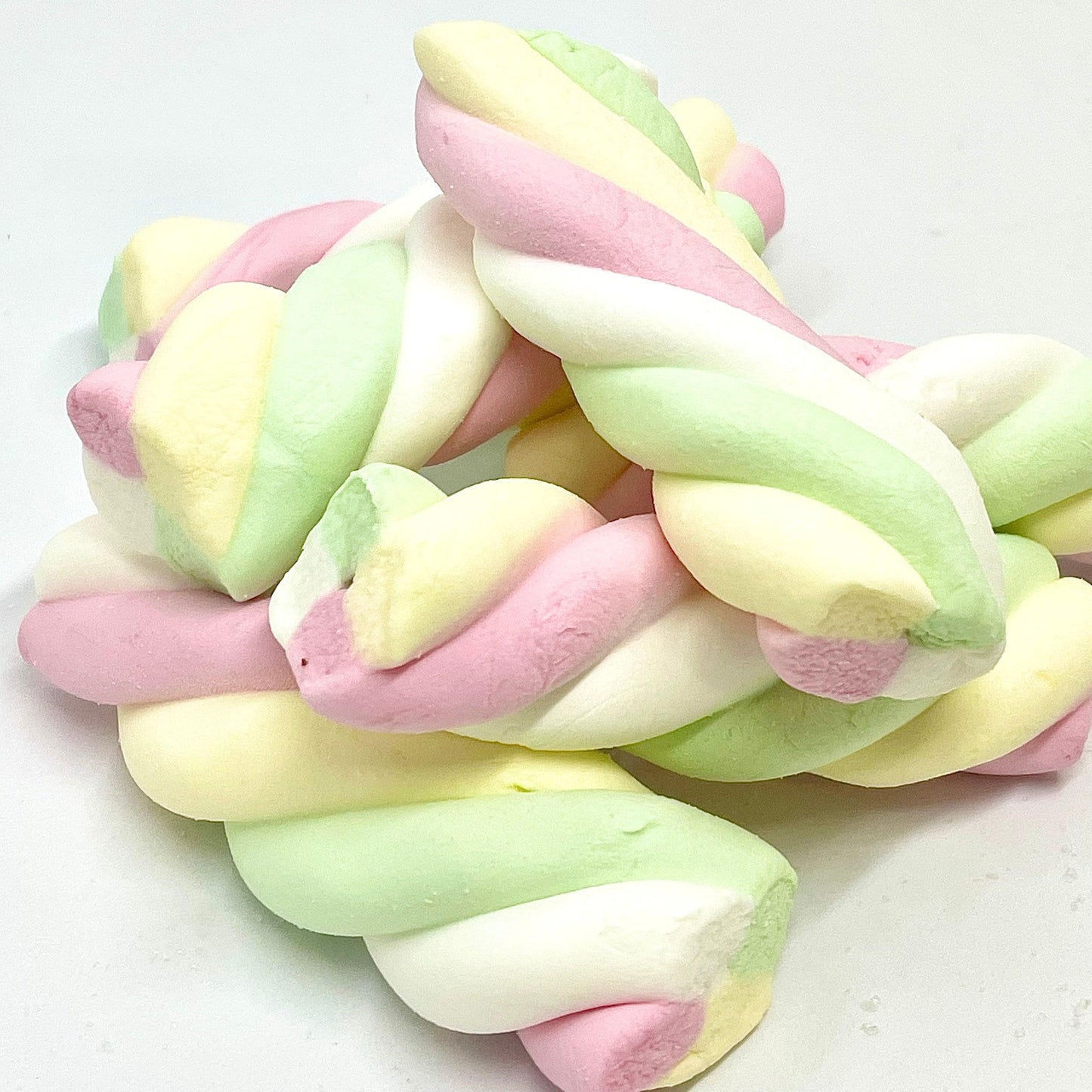 Indulge in the irresistible taste of Twisted Mini Mallow Cables! These colourful marshmallow treats are soft, chewy, and bursting with a delicious vanilla flavour.. Try them now!