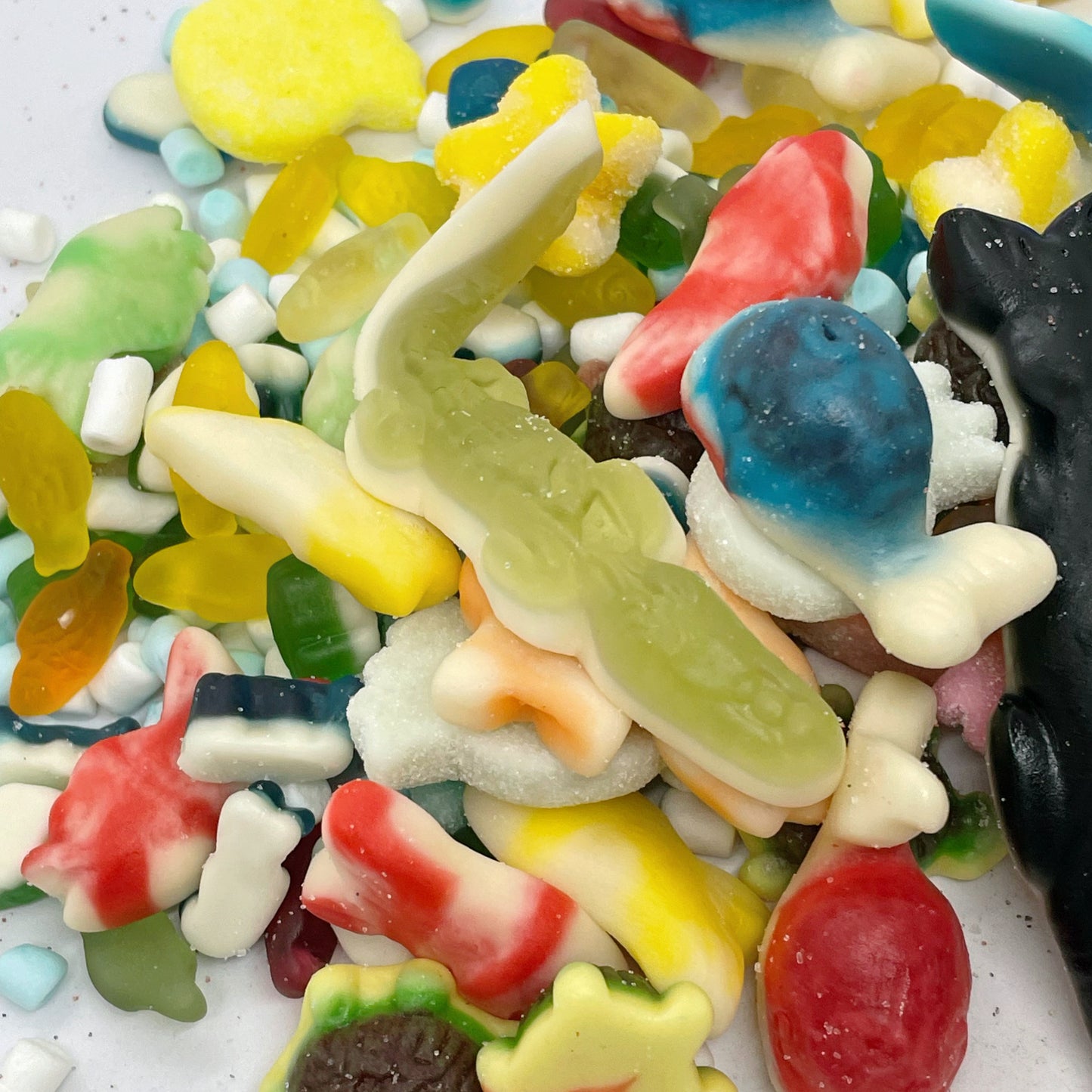 all the creatures of the deep ble are in this sealife mix, fish, whales, starfish plus many more amazing sweets. available at that sweet place
