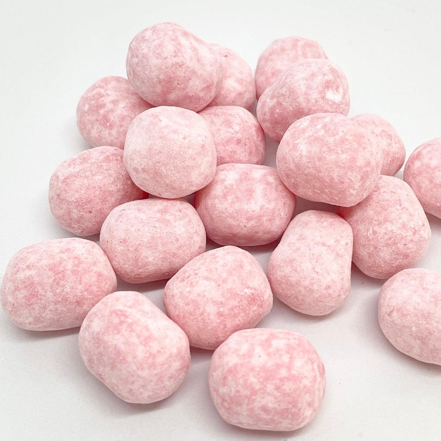Satisfy your sweet tooth with our Strawberry Bon Bons! These sugar-dusted chewy sweets offer a burst of delicious strawberry flavour in every bite. Perfect for satisfying cravings or sharing with friends